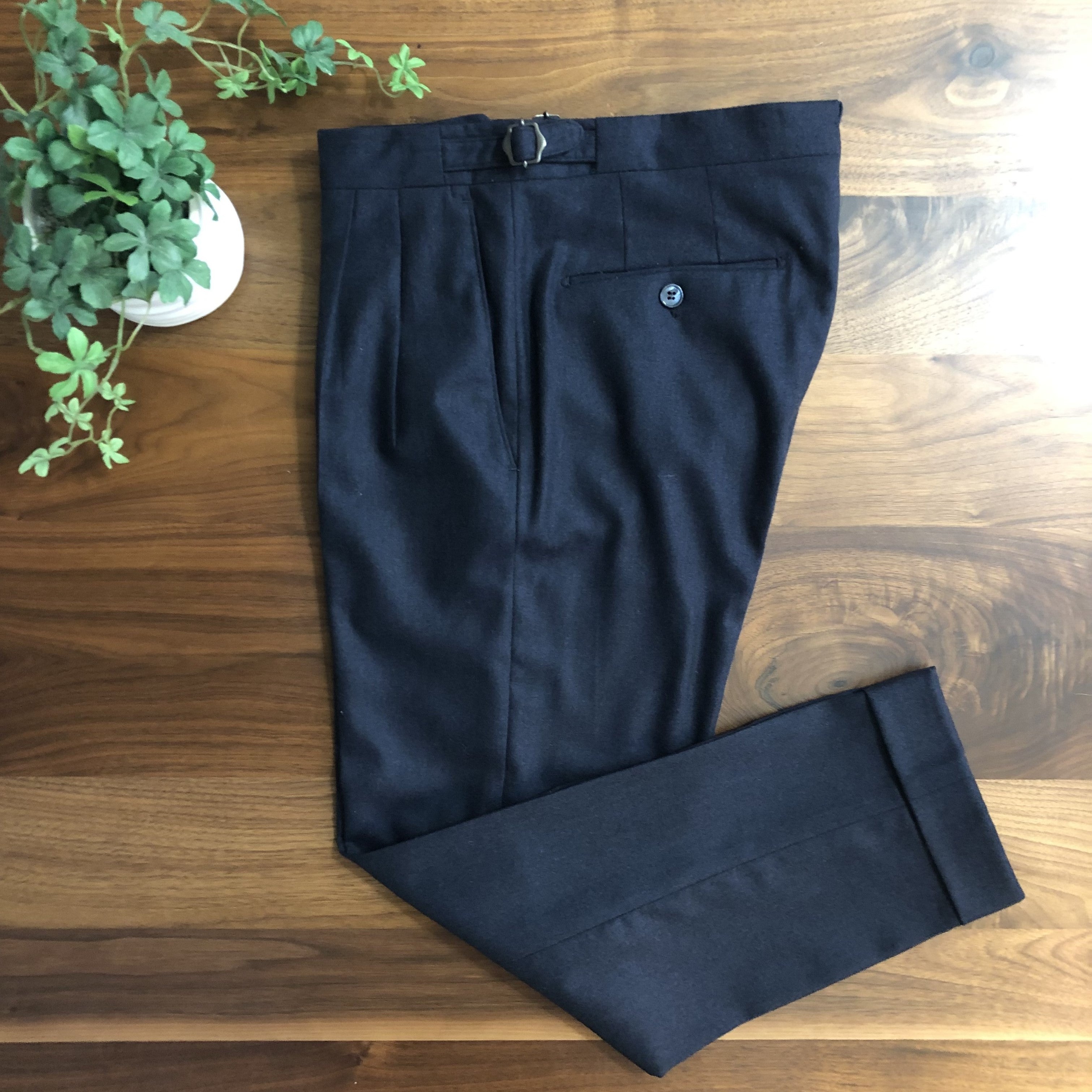 【新品未使用】サルトリオ 秋冬ウールパンツ ネイビー 48 コレクション | パンツ – AZZURRO